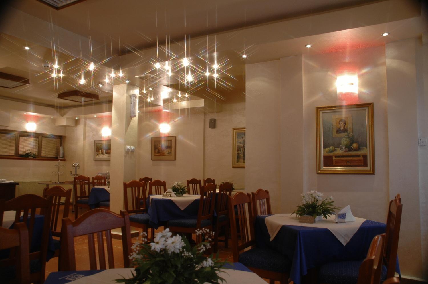 كرالييفو Hotel Tehnograd المطعم الصورة
